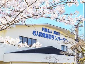 桜に囲まれた外観  