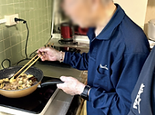 料理を楽しむ様子のキッチン