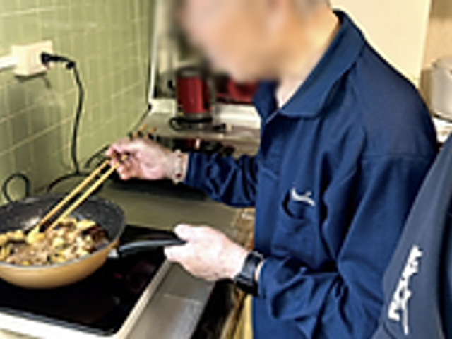 料理を楽しむ様子のキッチン キッチン 食事の準備を楽しんでいる姿です。調理しやすい設備が整っていますので、快適です。