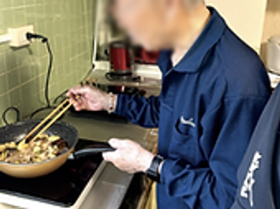 料理を楽しむ様子のキッチン