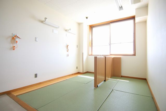 明るい和室 和室 自然光が心地よく差し込む和室は、リラックスした環境を提供します。明るさが魅力です。