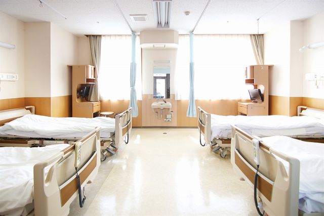 明るい4人部屋 居室 自然光がたっぷり入る明るい居室です。ベッド周りには必要な設備が整っており、快適に過ごせます。