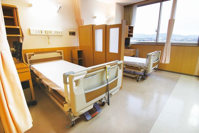 静かな環境の居室 居室 自然光が差し込む静かな環境の二人部屋です。ベッドの配置によりプライバシーが保たれています。