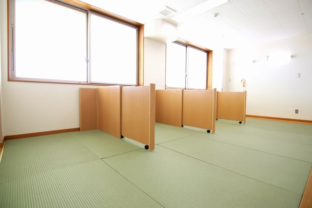 和室の居室 和室 窓から自然光が差し込み、畳の香りが心地よいくつろぎの空間です。リラックスできる雰囲気の和室です。