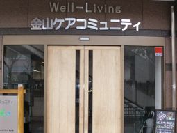 シンプルな外観の入口
