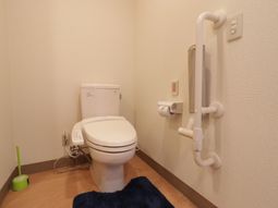 トイレと手すり付き