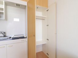 洋室の一角とクローゼット