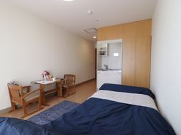 明るい居室のベッドとテーブル