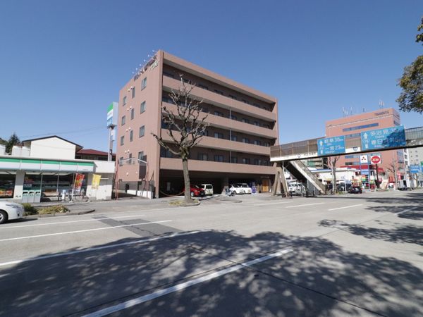 多階層の建物の外観