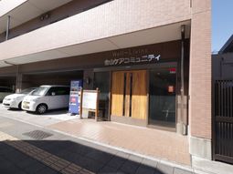 明るい建物のエントランス