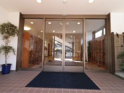 明るいエントランス風景