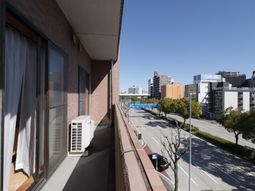 明るい日差しのバルコニー