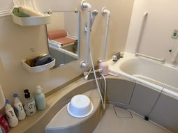 清潔な設備の浴室