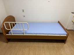 シンプルなベッドの居室