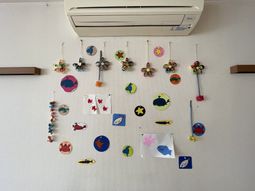 壁に飾られたカラフルな物体