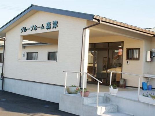 明るい外観の施設入口