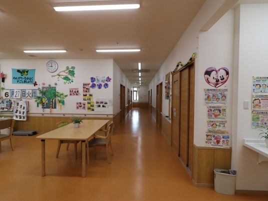 廊下の掲示物と時計