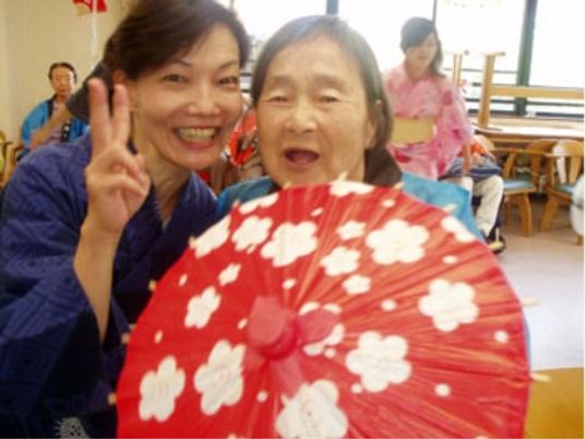 笑顔の女性とおばあさま