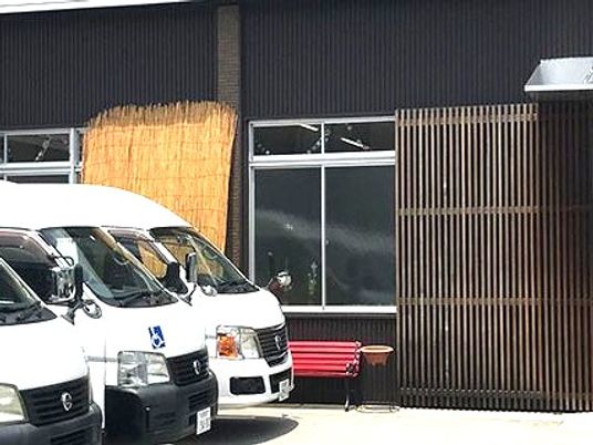 送迎車が並ぶ玄関外観  