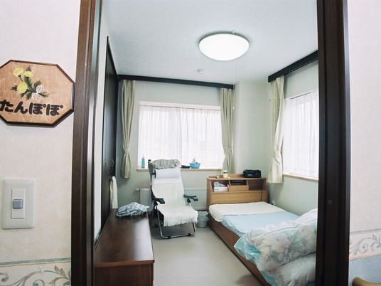 居室には小さな棚が付いたベッドを導入している。窓が２つ付いており、窓の前に物が置けるスペースがある。