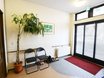 玄関に置かれた椅子と観葉植物
