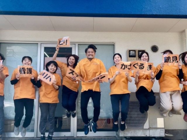 スタッフジャンプ スタッフイメージ 明るいチームが活躍する職場です。活気に満ちた風景が見られます。