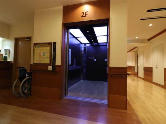 バリアフリーのエレベーターホール