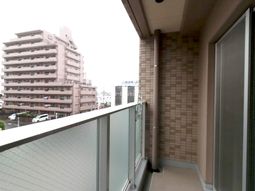 広々バルコニーの都市景観