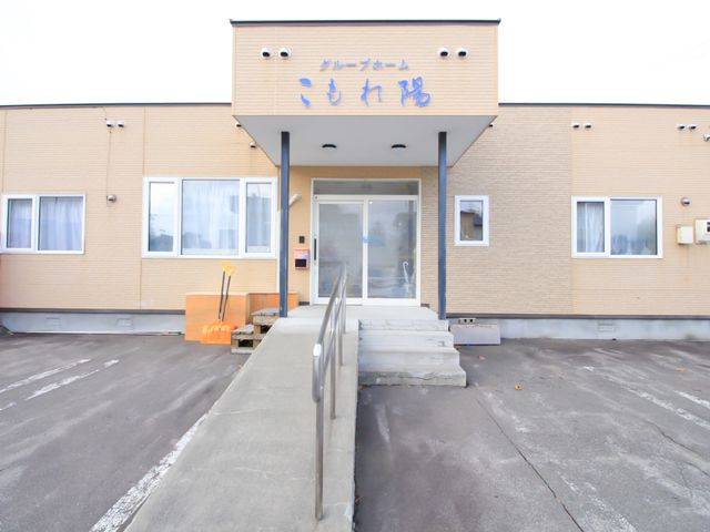 チャームケア苑外観 外観 手すりが設置された明るいエントランスです。バリアフリー設計に配慮され、訪れる皆様を暖かく迎えます。