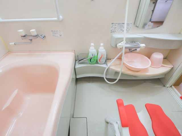 バリアフリー設計の浴室 浴室 安全に配慮された洗面設備と浴槽で、日々のケアが快適になる空間です。サポートが必要な方も安心してご利用いただけます。