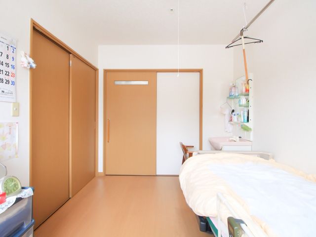 清潔な居室の一角 居室 すっきりと整えられた居室で、穏やかな日々を過ごすことができます。必要なものが手の届く位置にあり、安心感が感じられる空間です。