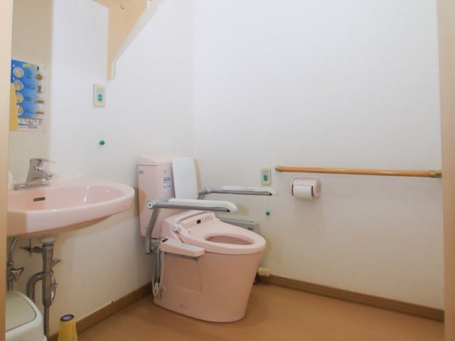 バリアフリー設計トイレ 共用トイレ 手すり付き清潔なトイレ空間で、安全と利便性を両立。利用者様の快適な日常生活をサポートします。