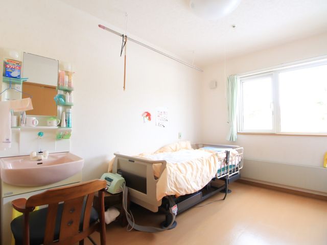 個室の居心地の良さ 居室 光が差し込むベッドルームは、居心地が良さそうな一人部屋です。日々の生活でゆったりとした時を過ごせる空間が整っています。