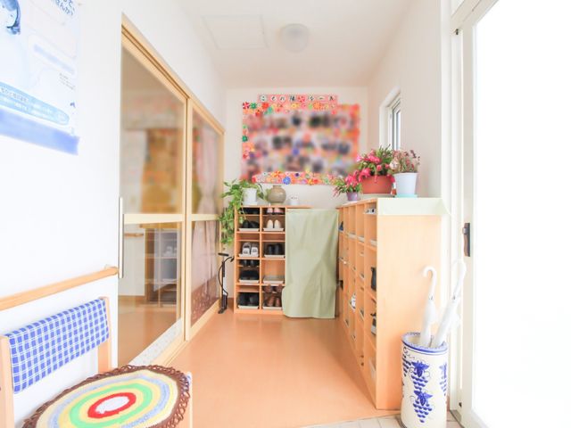 居室の入り口と廊下 玄関内部 明るく清潔感のある入り口の様子です。壁に掛けられた装飾や植物が温かな雰囲気を醸し出しています。