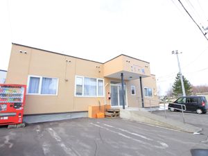 明るい外観の建物エントランス