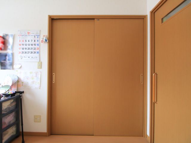 木目調の居室の扉 収納スペース 明るい木目調で統一された居室の扉は、手をかけて開けやすく、プライバシーをしっかりと確保しています。