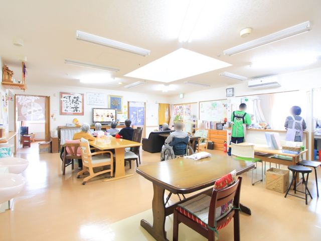 日中の明るい食堂 食堂 利用者が集う広々とした食堂で、スタッフが丁寧なサポートをしています。皆様がゆったりと過ごせる空間です。