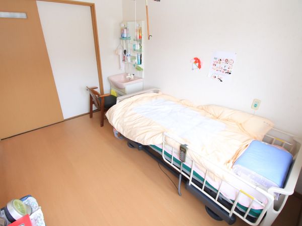 居室のベッドと洗面台