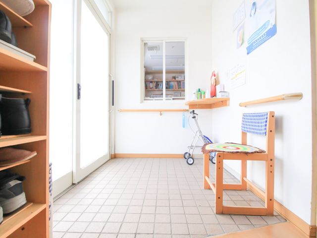 広々とした廊下の様子 玄関内部 手すりが設置された明るい廊下です。この通路は車椅子使用者にも配慮されており、快適にお過ごしいただけます。
