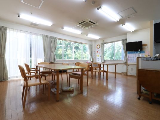 日差し入る共有空間