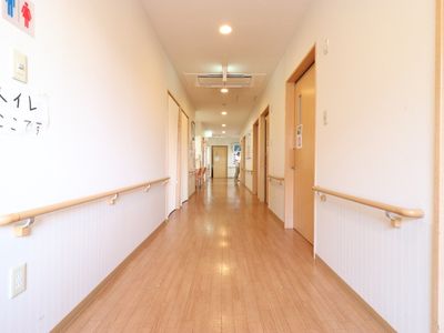 手すり付きの明るい廊下