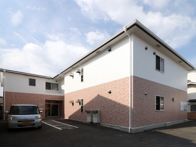 明るく清潔な外観