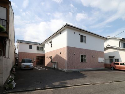 白壁の建物と駐車場