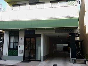 落ち着いた色合いのエントランス