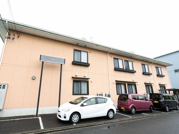 外の建物と駐車場