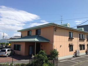 ピンク色の建物外観