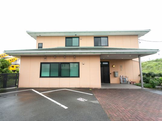 ベージュ色の建物外観
