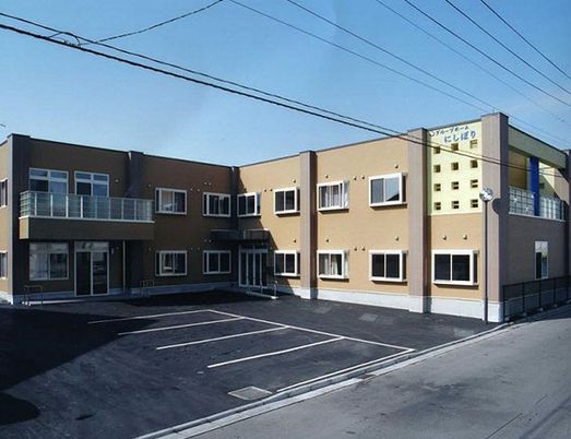 広々とした外観の建物