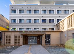 多階建てのきれいな建物