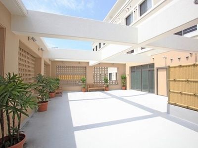 明るい中庭の全景